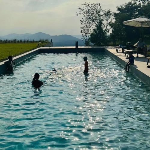 暑假來山裡玩水吧 💧 這裡不是泳池，是山泉水！