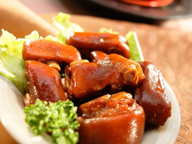 【西井村蜂蜜滷味 - 招牌豬蹄花】優雅吃豬腳，一口剛剛好