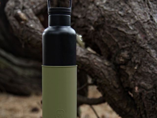 【美國HYDY】時尚保溫水瓶-黑瓶+海藻綠矽膠套 590ML