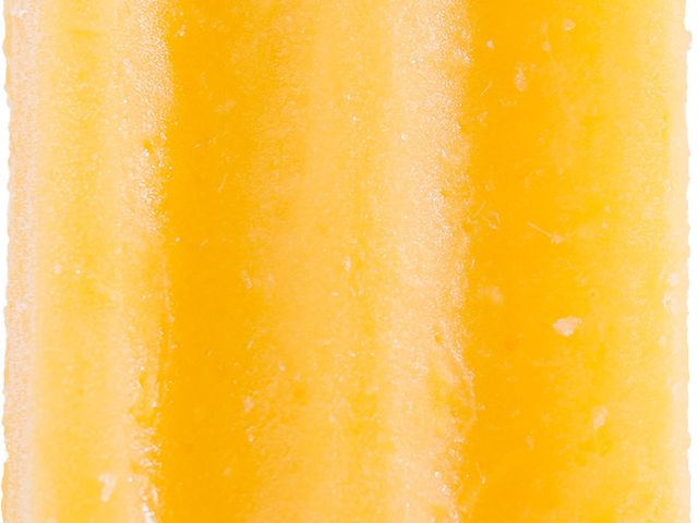 【春一枝 天然手作芒果冰棒6枝組】選用明亮金黃的愛文芒果，口感香甜綿密