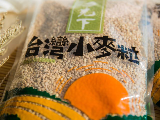 【月光下友善農場 - 台灣小麥粒1公斤Ｘ2包】傳統工法，保留豐富膳食纖維