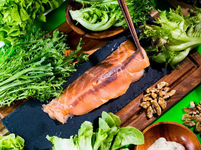 【土耕無毒生菜綜合包12入+煙燻鮭魚6包 免運組】滿滿的蔬菜纖維 超豐富的蛋白質