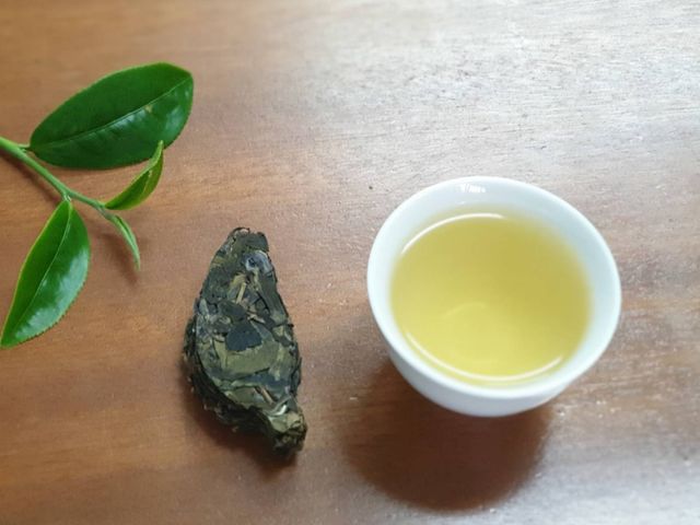 【手採高山茶(150克)+高山茶小茶餅(4入)】客製茶葉禮盒