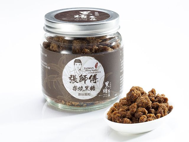 【手工黑糖原味顆粒 300g罐裝】來自台南關山，濃濃的甘蔗清香與木頭香。