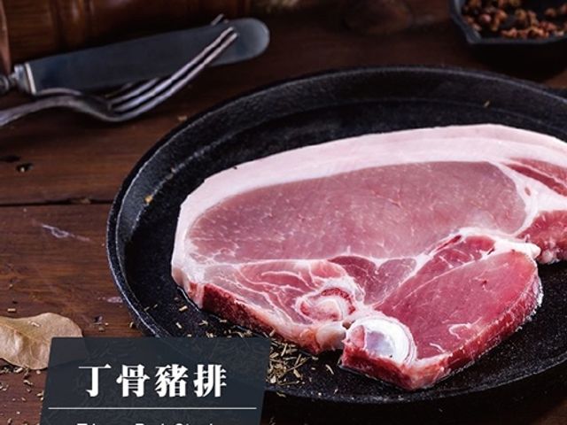 【鯤牧黑豬-丁骨豬排(150g)】肉質緊實細緻分佈的油脂，呈現原野的自然風味