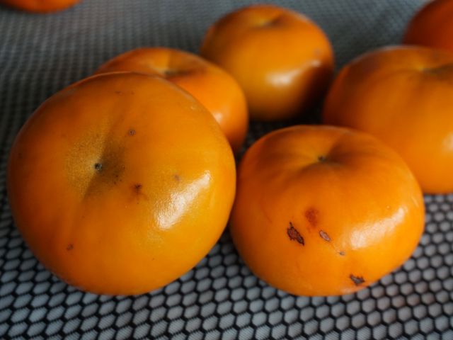 【蘿拉的大雪山斑比甜柿(惜福品)6粒裝(10A)】口感脆甜多汁 超人氣柿子！