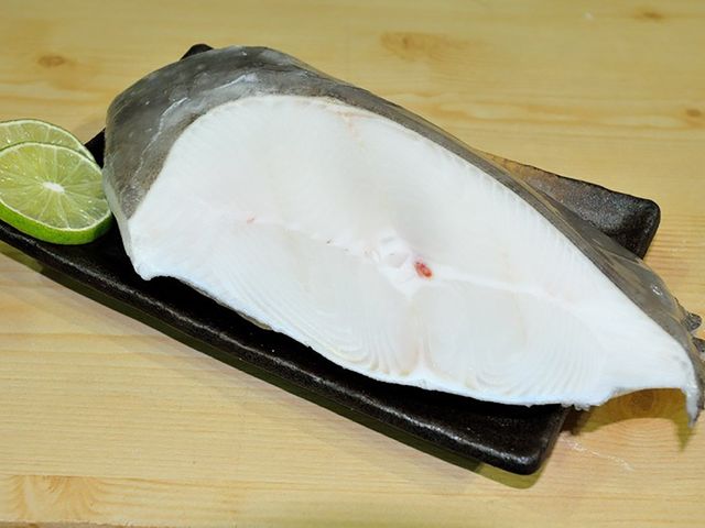 【扁鱈魚厚切(大比目魚)】只要新鮮，簡單料理即是美味