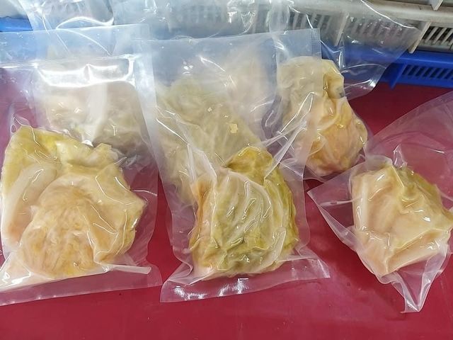 【澎湖七美 手工漬高麗菜酸2包 (350~400g/包)】選用澎湖產的高麗菜 歷經20天的醃製發酵