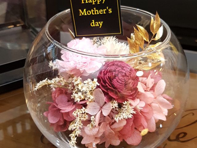 【臻愛媽咪。康乃馨永生花玻璃盆花(附禮物盒)】母親節花禮 讓心意更長久