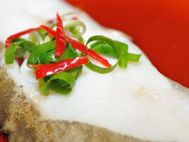 【扁鱈魚薄切(大比目魚)】只要新鮮，簡單料理即是美味