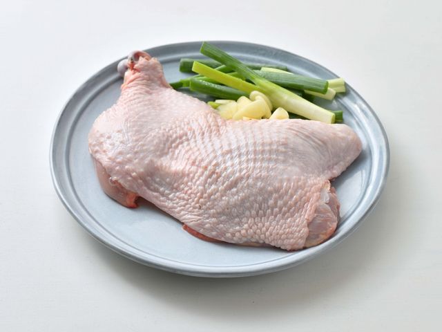 【放養福氣貴雞 去骨雞腿(整支)300g】Omega亞麻籽養殖 讓肉質層次更豐富