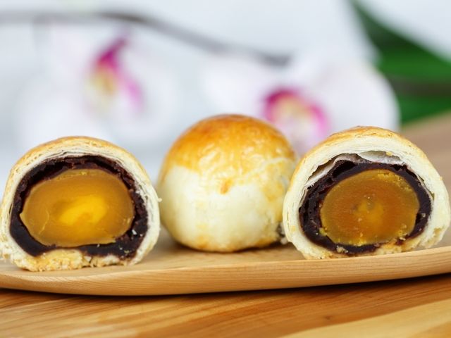 【吳師傅熱銷點心 - 蛋黃酥一盒(12入)】36層以上的經典酥脆美味小月餅