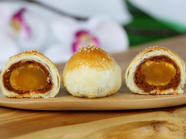 【吳師傅熱銷點心 - 牛肉蛋黃酥一盒(6入)】黃金比例的小月餅
