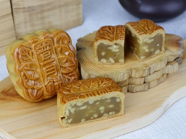【預購！中秋團圓 - 廣式松子蓮蓉月餅禮盒(4入)】具養生概念 老口味新搭配的港式月餅