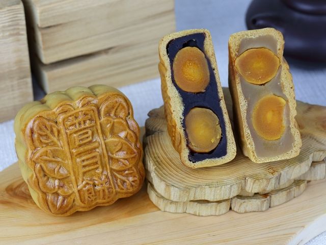 【預購！中秋禮盒 - 雙黃綜合月餅禮盒(4入)】蛋黃香氣飽滿沒有腥味