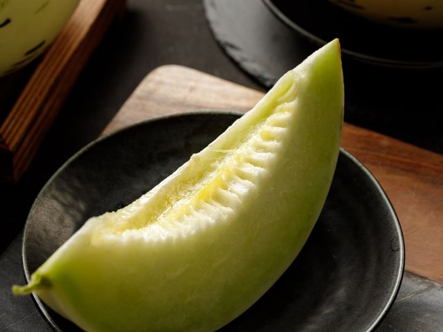 【幸福開賣！日本品種月露蜜瓜(綠肉)1.4公斤x2顆 禮盒裝】小鹿斑比哈密瓜 肉如翡翠 香甜綿密