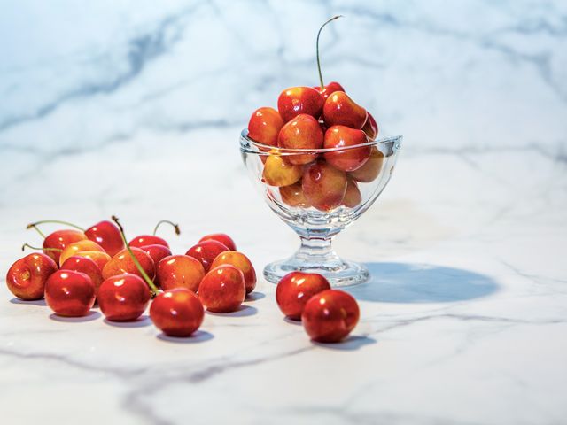 【史上最甜！超稀有華盛頓SKYLAR RAE草莓白櫻桃1kg禮盒(9-8.5R)】少見夢幻的新白櫻桃專利品種！