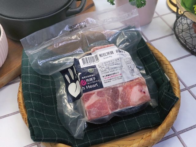 【鯤牧黑豬-前腿肉丁】拆開包裝即可下鍋，肉質還軟嫩多汁