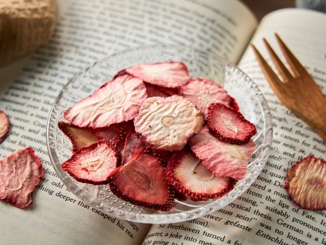 【夏日莓香！低溫製成的紅草莓乾x1包 (25g/包)】果乾低溫烘乾 原汁原味 隨身的小點心