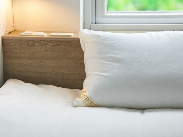 【台灣製造 蠶絲枕頭 單入 1.2公斤】讓手工蠶絲床組每天為您呵護家人8個小時！