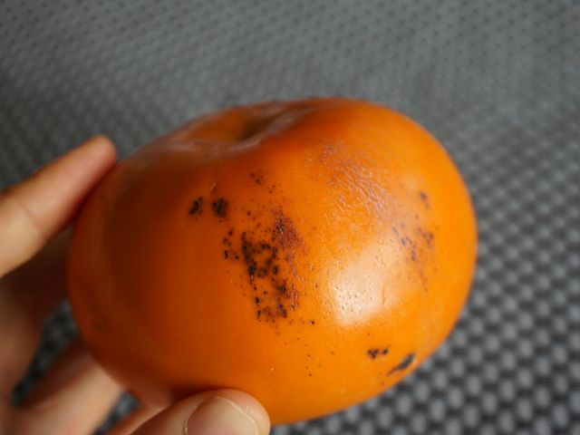 【甜滋滋預購～蘿拉的大雪山斑比甜柿(惜福品)6粒裝】口感脆甜多汁 超人氣柿子！