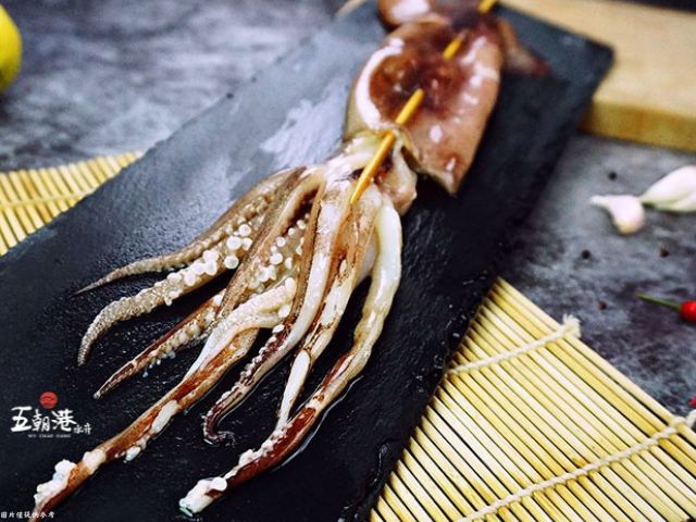 【買1送1！鮮脆魷魚串 (300克±10%/隻)】已去內臟 輕鬆享用