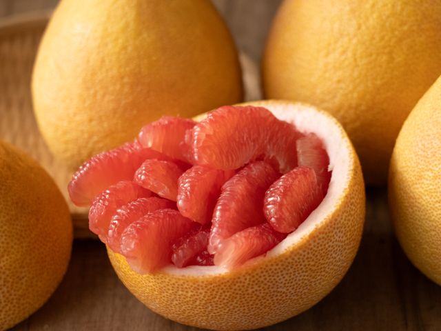 【台南梅嶺 鮮紅飽滿紅文旦(XL)10斤】果瓣晶瑩透亮 香甜多汁的紅柚！