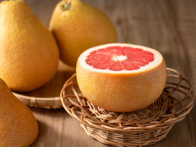 【台南梅嶺 鮮紅飽滿紅文旦(XL)10斤】果瓣晶瑩透亮 香甜多汁的紅柚！