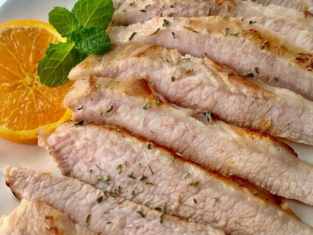 【加拿大黃金霜降松阪豬 x1包(250g~300g/包)】每頭豬只有兩塊松阪豬肉