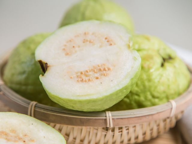 【初一芭結財富！高雄燕巢 外銷等級帝王芭樂 7斤裝】果肉厚實、脆甜口感，品嚐帝王芭樂的美好滋味