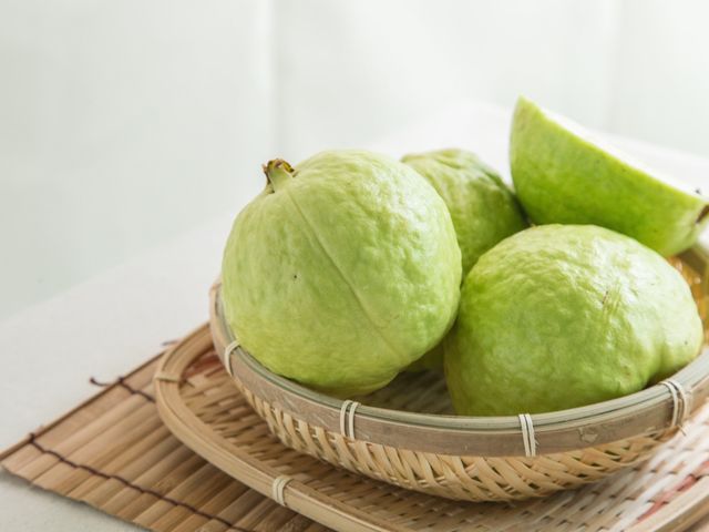 【初一芭結財富！高雄燕巢 外銷等級帝王芭樂 7斤裝】果肉厚實、脆甜口感，品嚐帝王芭樂的美好滋味