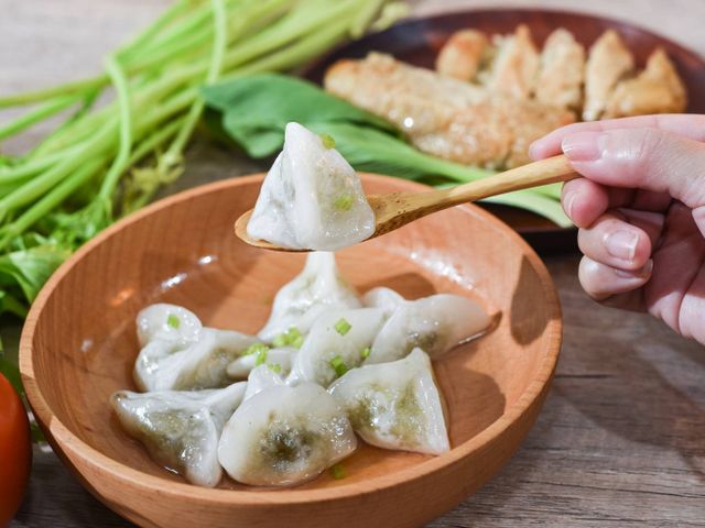 【家常蔬食 客家香椿三角餃 全素(約20入)】外皮QQ、內餡爆料的香椿菜圃素餃子｜一煮就上桌