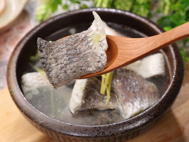 【鱸好家 | 去刺金目鱸魚清肉切塊 250g】嚴選金目鱸魚，貼心去刺處理，肉質細嫩鮮甜，料理輕鬆又安心