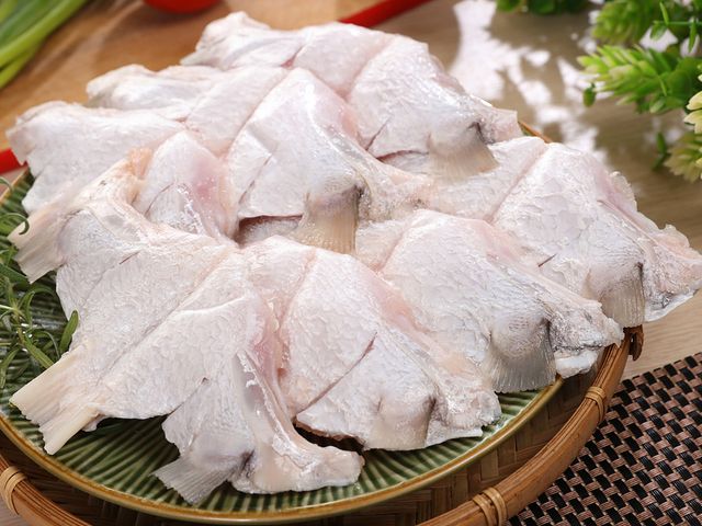 【鱸好家 | 金目鱸魚下巴 500g】膠質豐富、肉質細嫩，香煎或燒烤都迷人