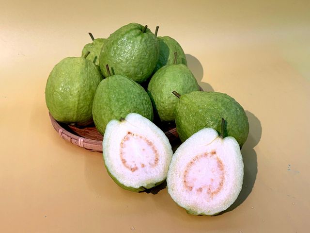 【高雄燕巢 卡滋脆甜帝王芭樂10斤裝】果肉厚實、清脆多汁，每一口都是自然甘甜