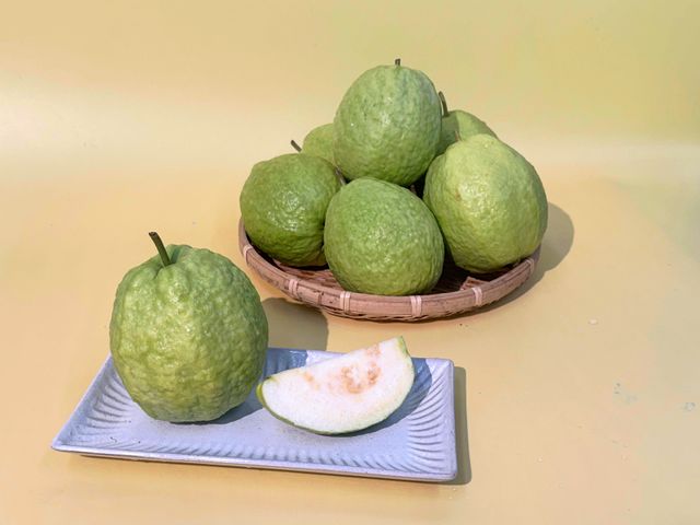 【高雄燕巢 卡滋脆甜帝王芭樂10斤裝】果肉厚實、清脆多汁，每一口都是自然甘甜