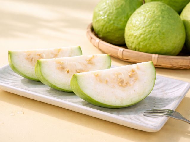 【高雄燕巢 卡滋脆甜帝王芭樂10斤裝】果肉厚實、清脆多汁，每一口都是自然甘甜