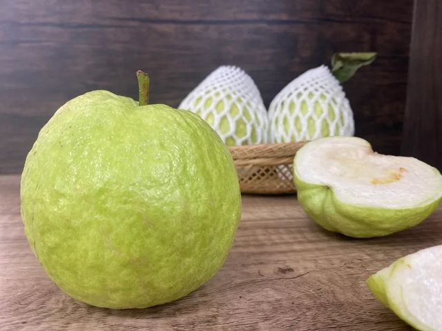 【高雄燕巢 卡滋脆甜帝王芭樂10斤裝】果肉厚實、清脆多汁，每一口都是自然甘甜