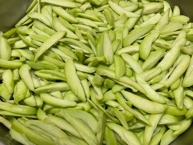 【台南楠西 未削皮土芒果青】清脆酸甜、自然果香，現採直送，保留最原始的土芒果風味