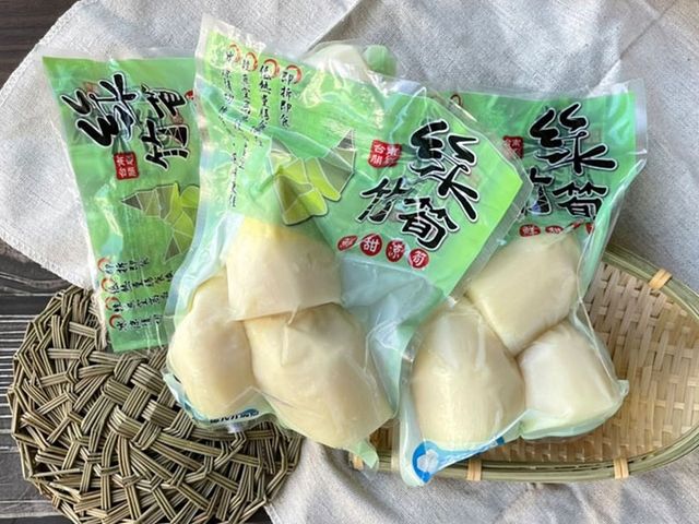 【夏季限定｜關廟剝皮綠竹筍 300gX3包)】鮮甜爽脆，現在正是最好吃的時候