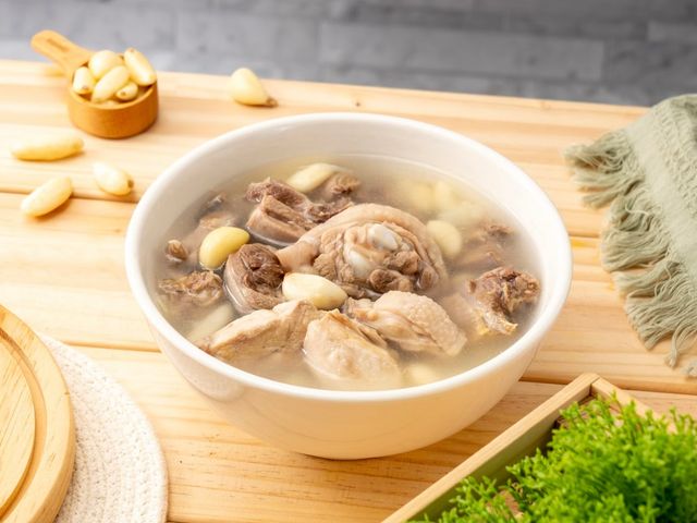 【蒜頭雞湯 (600g)】好的食材好原料提煉精華雞湯，一碗下肚，整個人都被安撫了