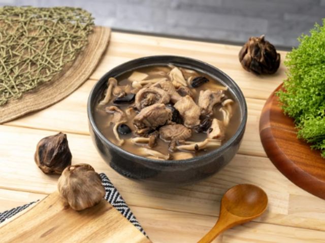 【黑蒜雞湯 (600g)】好的食材好原料提煉精華雞湯，一碗喝出溫潤醇厚的深層香氣