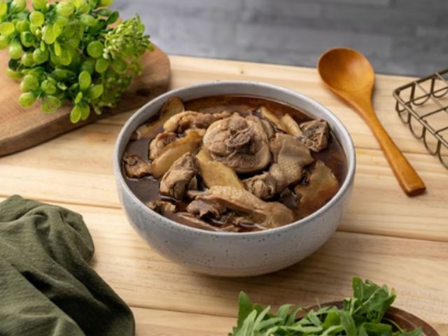 【麻油雞湯 (600g)】好的食材好原料提煉精華雞湯，一碗喝出冬日最療癒的香氣
