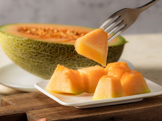 【人氣爆棚！精品級卡蜜拉(1.2kg~1.5kg/顆)單入禮盒】震撼脆度 × 爆汁甜香 × 送禮零失誤的夢幻品種哈密瓜