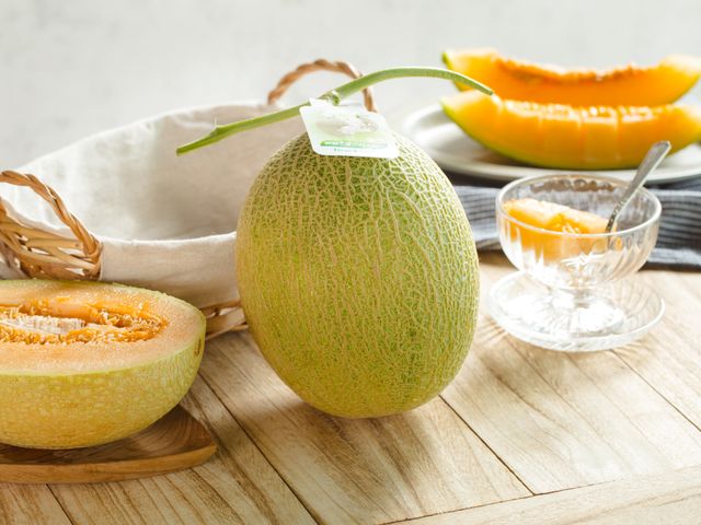 【預購！新疆哈密瓜(橘紅肉)1.5公斤x2顆 禮盒裝】清脆香甜水份多 送禮大氣