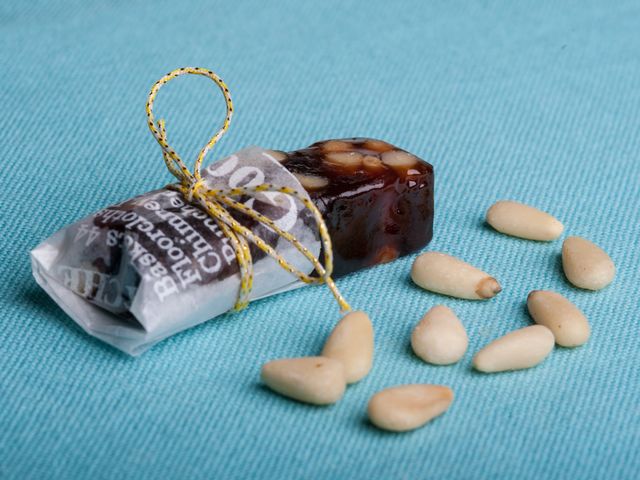 【松子桂圓糕 - 典雅牛皮紙盒】用心製作的甜美滋味！