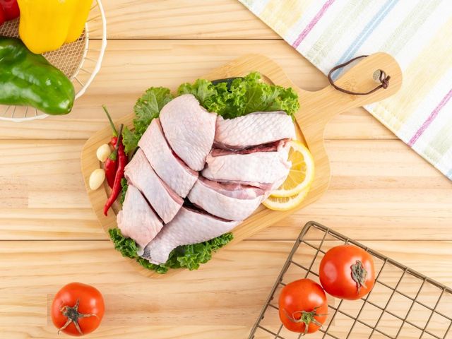 【生鮮土雞雞腿 (切塊)】肉質鮮嫩有咬勁，一口吃回記憶裡的好味道