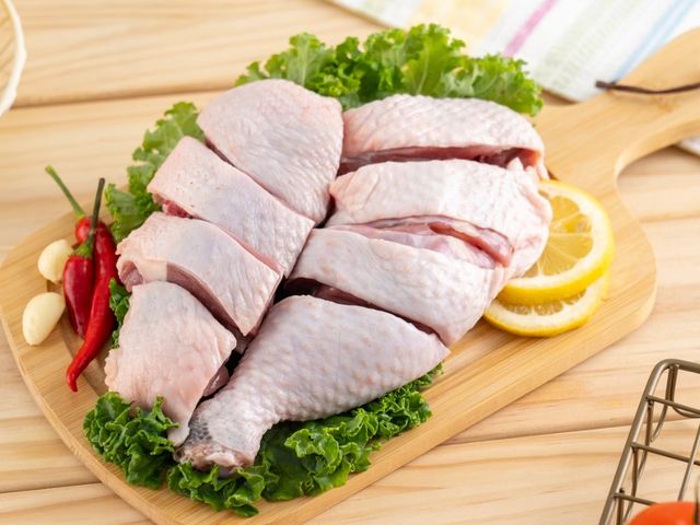 【生鮮土雞雞腿 (切塊)】肉質鮮嫩有咬勁，一口吃回記憶裡的好味道