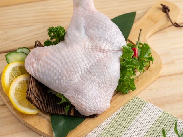 【生鮮土雞雞腿 (去骨)】肉質鮮嫩、有咬勁，一吃就知道不一樣！