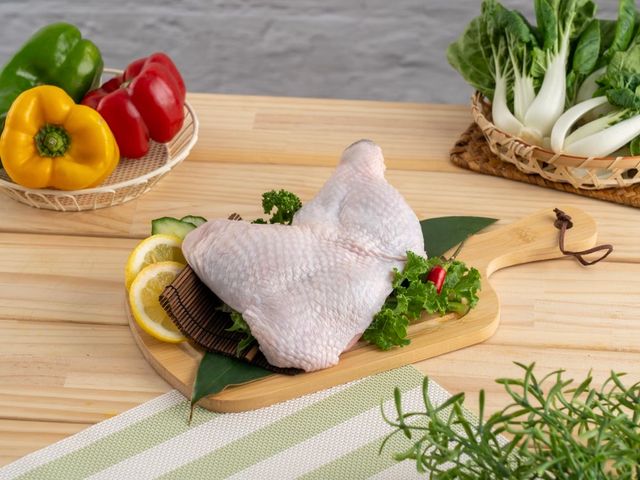 【生鮮土雞雞腿 (去骨)】肉質鮮嫩、有咬勁，一吃就知道不一樣！